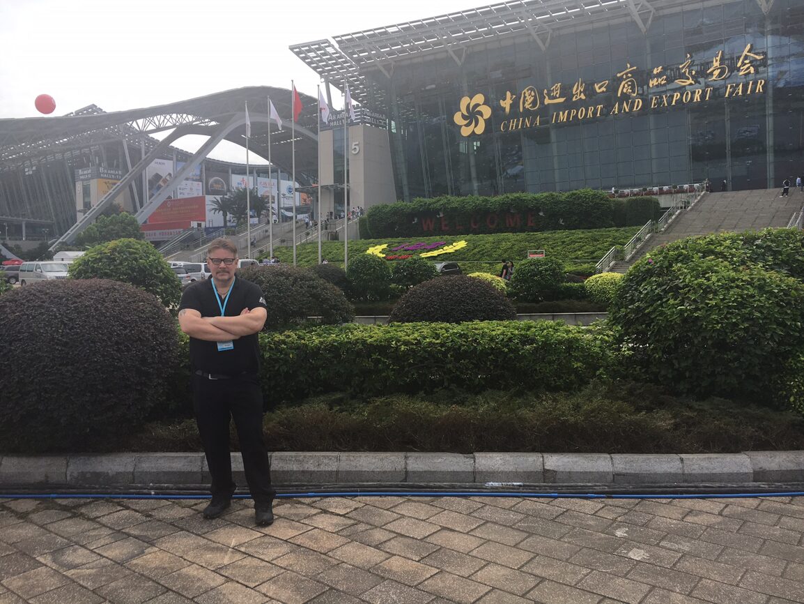 Besökare framför entrén till Kantonmässan, China Import and Export Fair, i Guangzhou